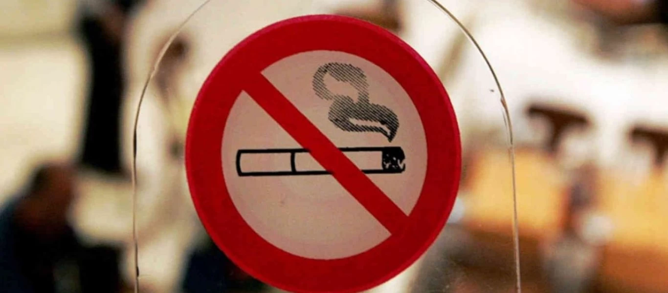 «Πανικός» έξω από μπουζούκια για ένα... τσιγάρο - Φόβος για τα «τσουχτερά» πρόστιμα (βίντεο)